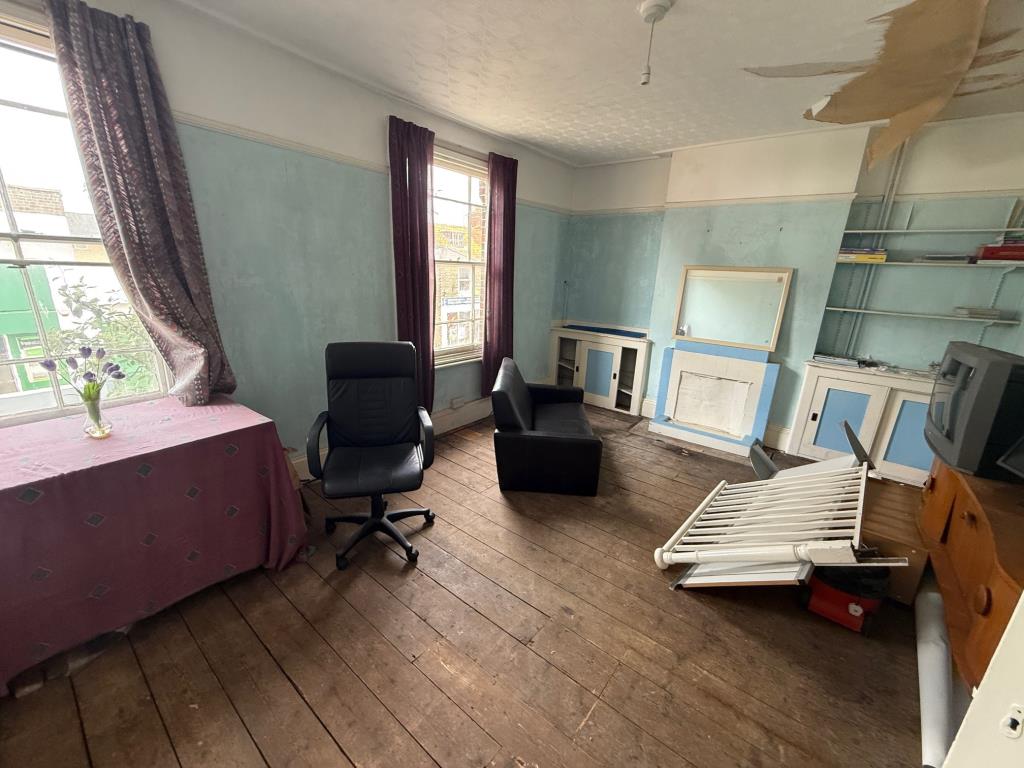 Lot: 96 - COMMERCIAL INVESTMENT WITH VACANT SPLIT LEVEL FLAT ABOVE - Reception room 2 with two windows